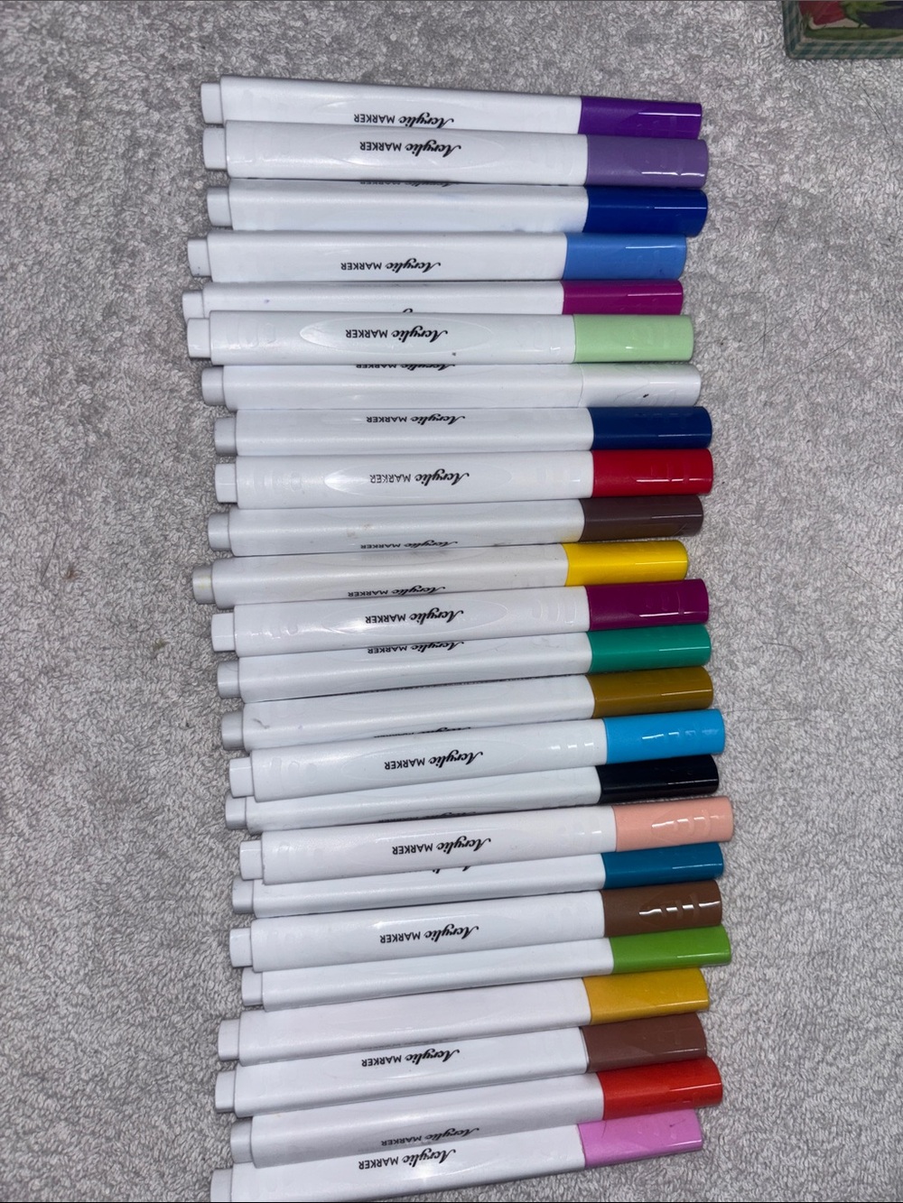 Source Unknown Assorted Marker Set - White Bodies with Multiple Colored Caps
